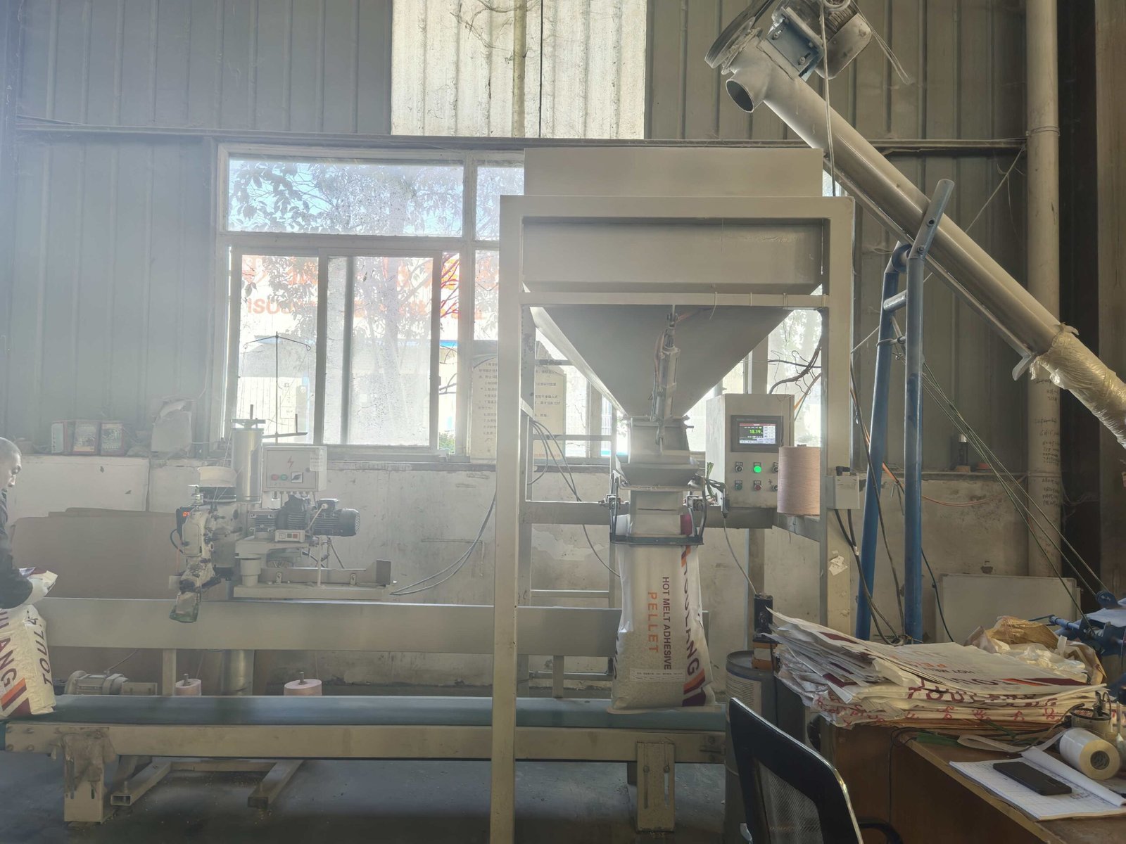 Raw material feeding and extrusion machinery for industrial hot‑melt glue production