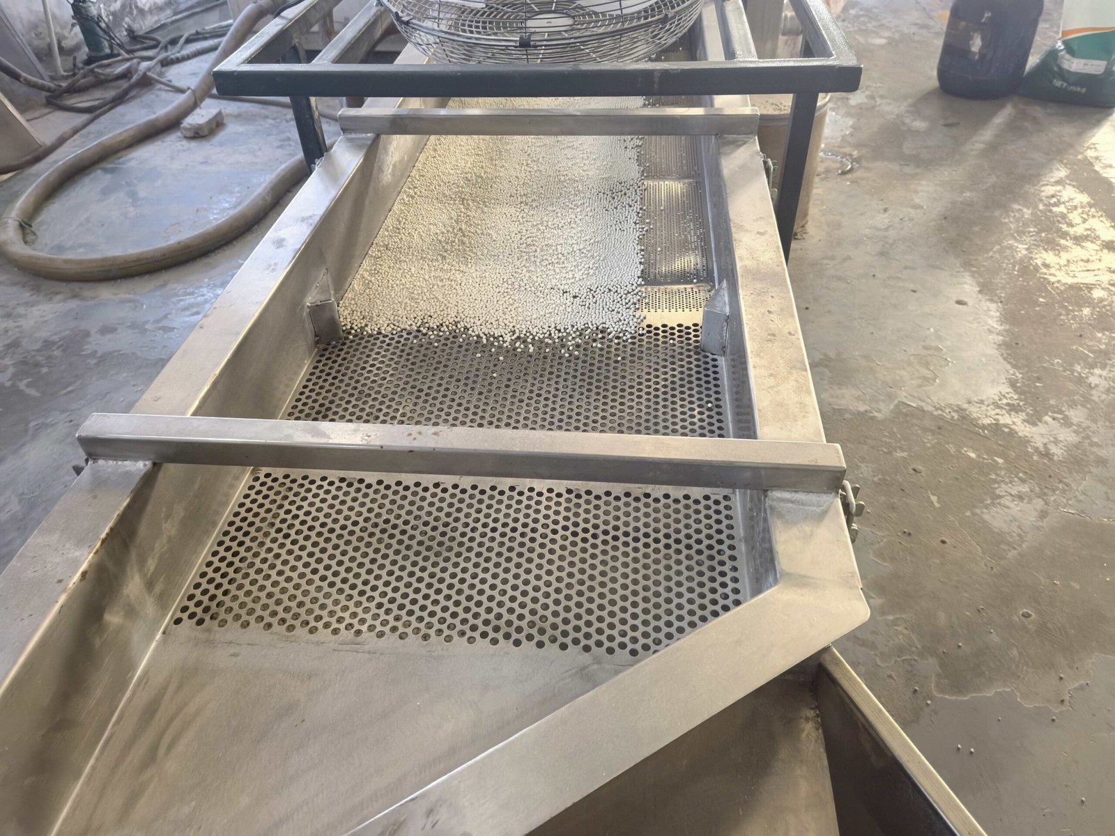 Cooling conveyor mesh equipment for hot‑melt adhesive pellet forming process