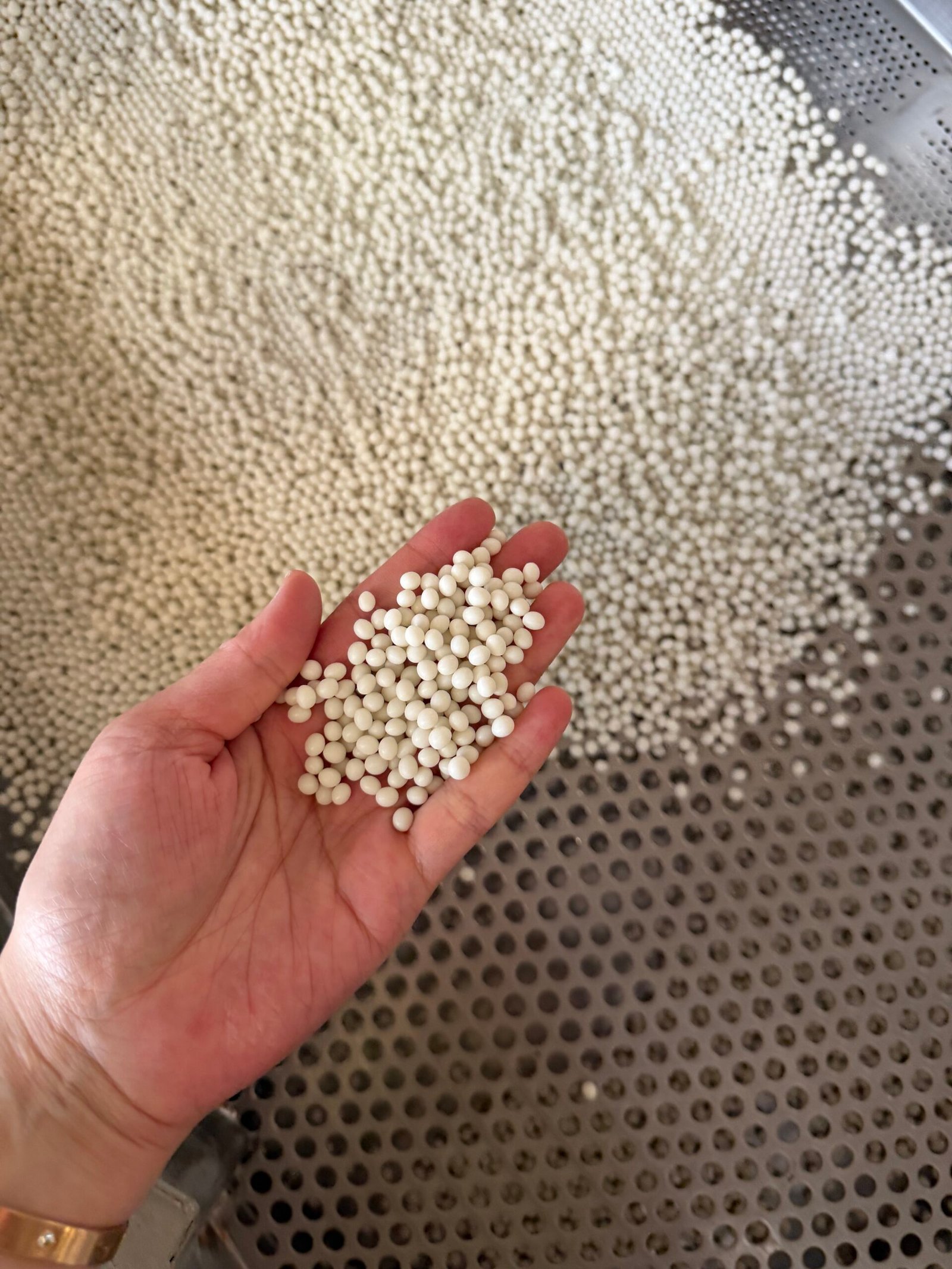 Quality inspection Service of white granular hot melt adhesive pellets on vibration screening machine